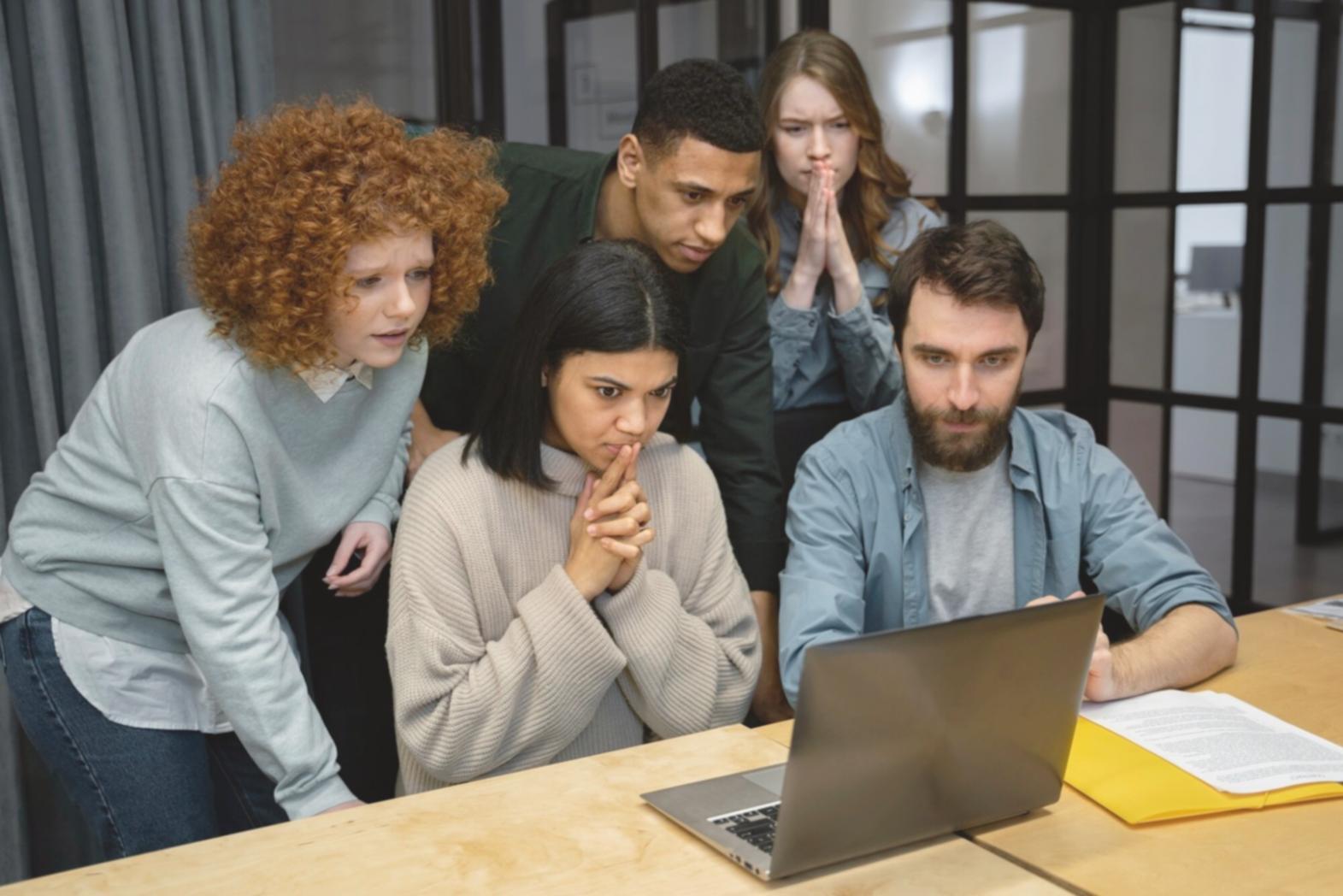 Teilnehmer bei der Analyse von Finanzmodellen