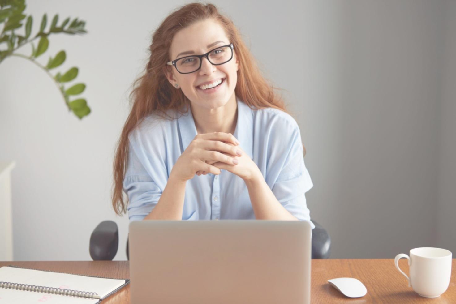 Finanzanalyst arbeitet mit komplexen Spreadsheet-Modellen